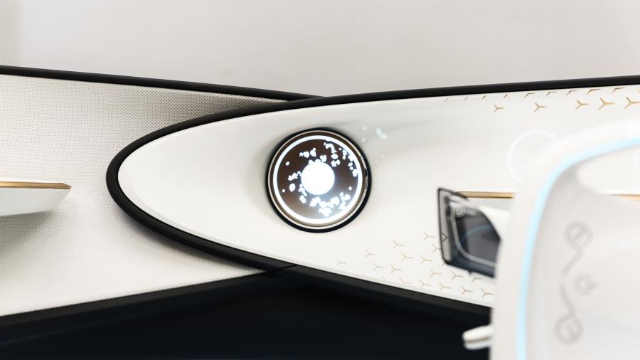 Детали интерьера Toyota Concept-i 2017 года  (фото 45 из 45)
